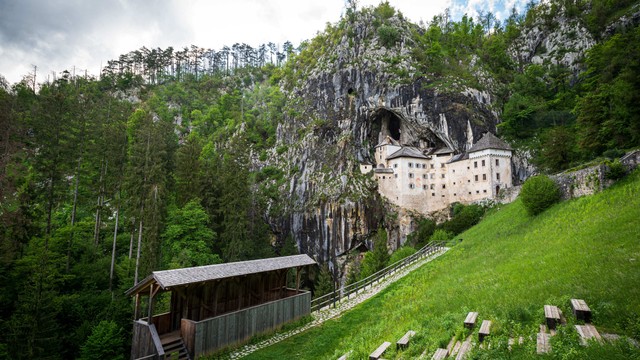 Kastel Predjama, sebuah konstruksi Renaisans yang dibangun di dalam mulut gua dekat Postojna, Slovenia. Foto: Jure Makovec / AFP