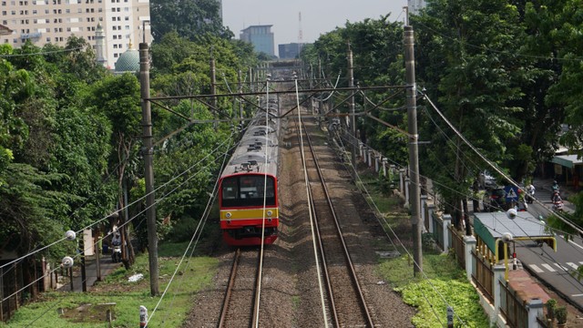 KRL melintas di kawasan Pasar Minggu, Jakarta Selatan, Rabu (19/1/2022). Foto: Jamal Ramadhan/kumparan