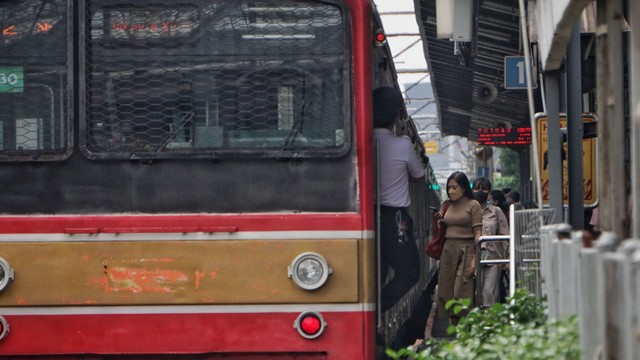 Penumpang bersiap menaiki KRL di Stasiun Pasar Minggu, Jakarta Selatan, Rabu (19/1/2022). Foto: Jamal Ramadhan/kumparan