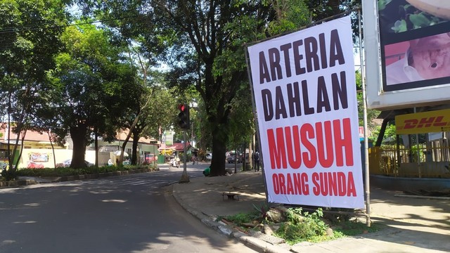 Spanduk bertuliskan 'Arteria Dahlan Musuh Orang Sunda' terpasang di Jalan Tamansari, Kota Bandung, pada Rabu (19/1/2022).  Foto: Rachmadi Rasyad/kumparan