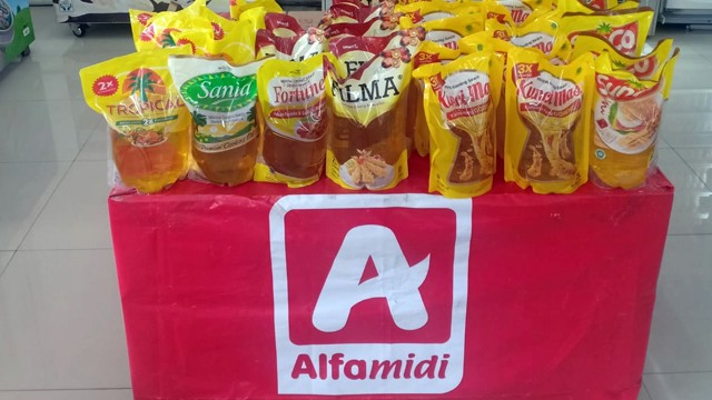 Alfamidi mengikuti kebijakan pemerintah untuk menjual minyak goreng seharga Rp 14.000 per liter