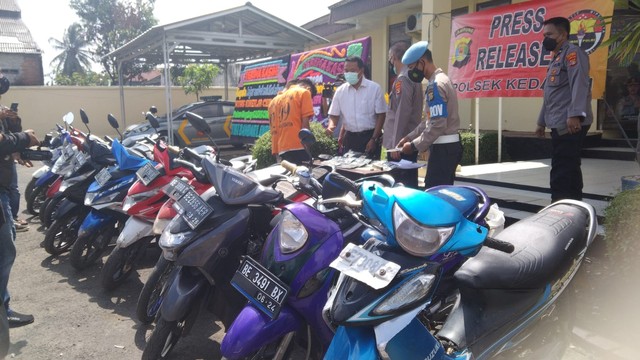 Gerebek Kosan di Bandar Lampung, Polisi Amankan Belasan Motor Hasil Curian (1)