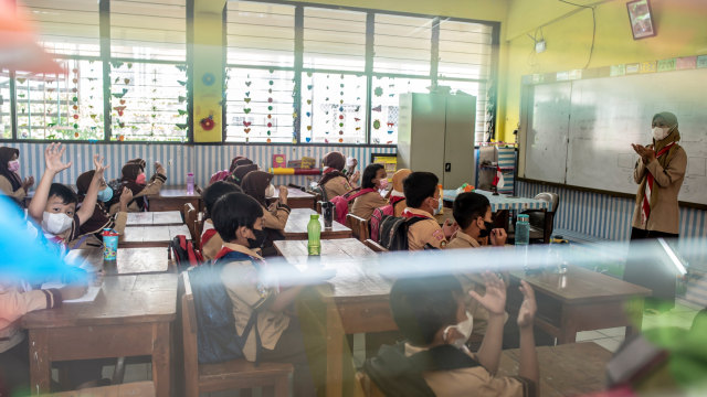 Siswa Sekolah Dasar 15 Pagi Mangga Besar mengikuti kegiatan belajar mengajar tatap muka di Jakarta, Rabu (19/1/2022). Foto: Muhammad Adimaja/ANTARA FOTO