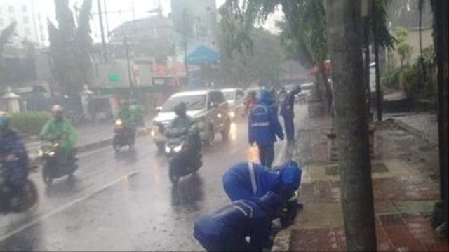 Penanganan banjir di Jakarta, Selasa (18/1/2022). Foto: BMKG via Instagram/@aniesbaswedan
