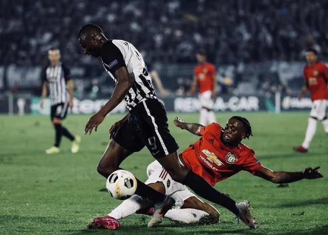Usaha untuk Merebut Bola Dari Penguasaan Lawan | kumparan.com