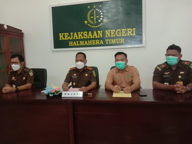 Konferensi Pers Kejaksaan Negeri Halmahera Timur terkait penetapan tersangka kasus GOR di Kota Maba. Foto: AGH/JMG