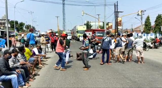 Mereka pun menggelar aksi dengan memblokade Jalur Lingkar Utara (Jalingkut) Kota Tegal, Rabu (19/1/2022).