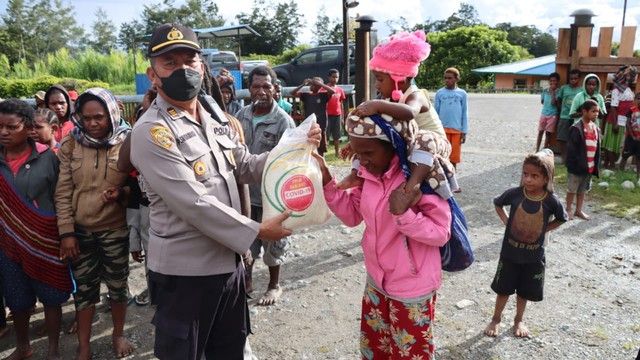 Kapolres Jayawijaya AKBP Muh. Safei menyalurkan beras bantuan pandemi COVID-19 dari Kapolri. (Dok Humas Polda Papua) 