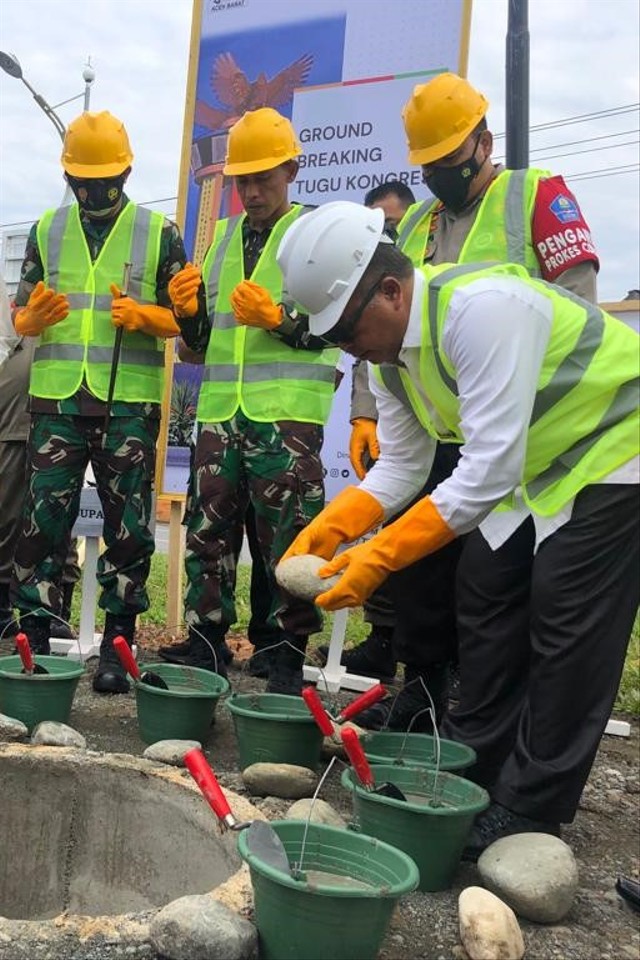 Bupati Aceh Barat Ramli MS meletakkan batu pertama (groundbreaking) pembangunan Tugu Kongres Santri Pancasila, Rabu (19/1/2022). Foto: Siti Aisyah/acehkini