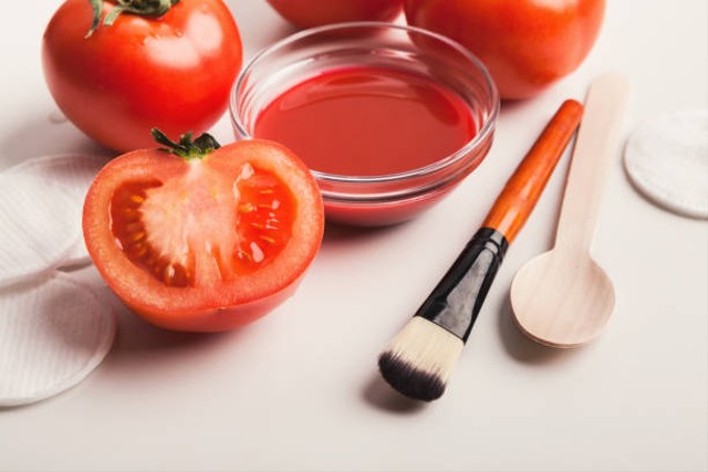 6 Cara Membuat Masker Tomat untuk Kulit Berminyak dan Berjerawat. Sumber: Unsplash.