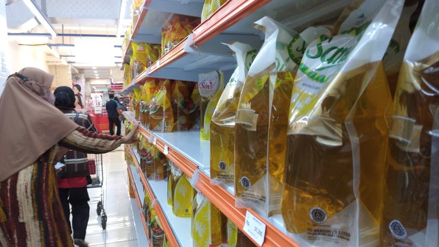 Sejumlah pengunjung di salah satu gerai ritel di Kabupaten Semarang, Rabu (19/1/2022). Foto: Intan Alliva Khansa/kumparan