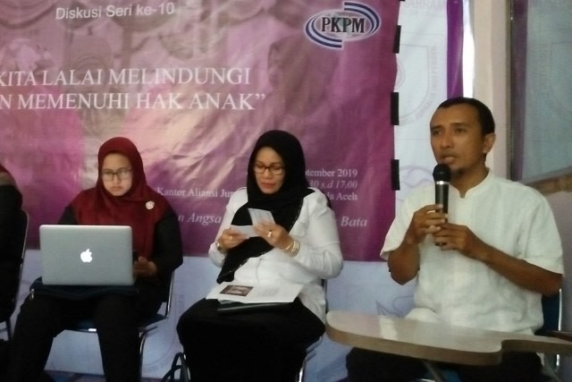 Komisioner KPPA Aceh Firdaus D Nyak Idin (kanan) saat menjadi narasumber diskusi tentang hak anak di Sekretariat AJI Banda Aceh, 2019. Foto: Husaini/acehkini
