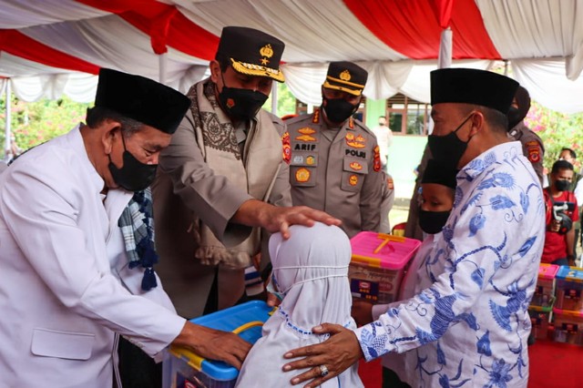 Wakapolda Jawa Barat, Brigjen Pol Bariza Sulfi meninjau pelaksanaan vaksinasi merdeka untuk anak usia 6-11 tahun di Ponpes Gedongan