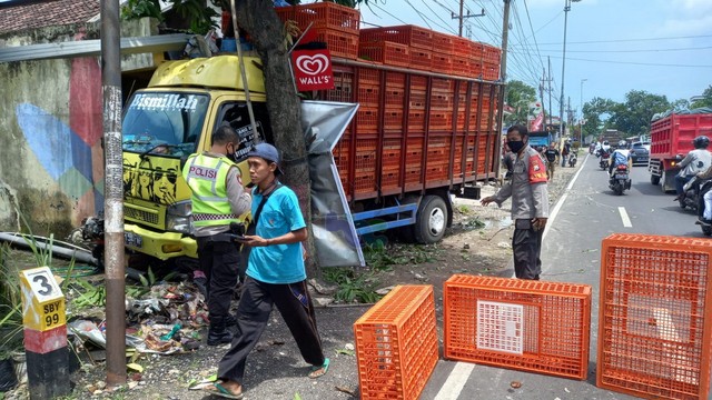 Diduga Sopir Mengantuk, Truk Di Bojonegoro Tabrak Rumah Warga ...