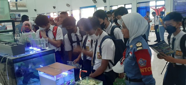 Sejumlah siswa SMP yang mencari informasi tentang jurusan SMKN 2 Turen di Pameran Kerenpreneur 2022. Foto: dok.