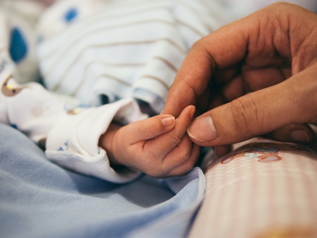 Bayi dalam Rahim Akan Terlindungi dari Bahaya Guncangan oleh Air Ketuban, Foto: Unsplash/Aditya Romansa