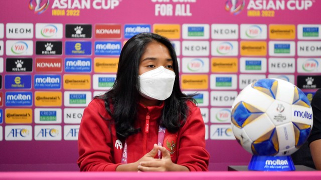 Kapten Timnas Perempuan Indonesia Ade Mustikiana saat menggelar konfrensi pers AFC Women's Asian Cup, Rabu (19/1/2022). Foto: AFC