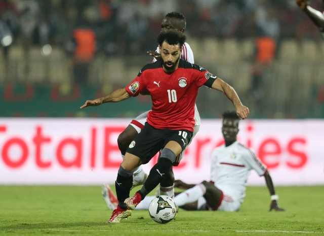 Pemain Mesir Mohamed Salah menggiring bola saat melawan Sudan di Stade Ahmadou Ahidjo, Yaounde, Kamerun, Rabu (19/1/2022). Foto: Mohamed Abd El Ghany/Reuters