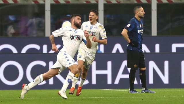 Pemain Empoli Patrick Cutrone melakukan selebrasi saat melawan Inter Milan di Stadio Giuseppe Meazza di Milan, Italia, Rabu (19/1/2022). Foto: Marco Luzzani/Getty Images
