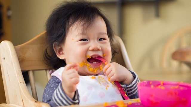 Bayi makan wortel. Foto: Mcimage/shutterstock