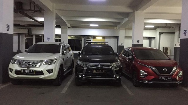 Mobil Arteria yang terparkir di DPR dengan pelat nomor Polisi. Foto: Dok. Istimewa