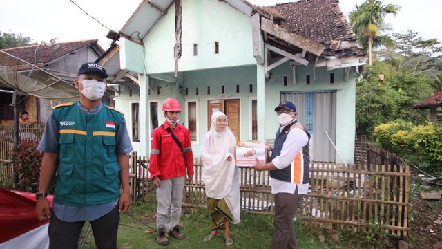 Kerjasama Nindya Karya dan IKATEK Unhas kirim bantuan logistik untuk korban gempa Banten. Foto: Nindya Karya