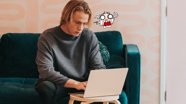 Ilustrasi pria sebal karena laptopnya lemot. Foto: Unsplash