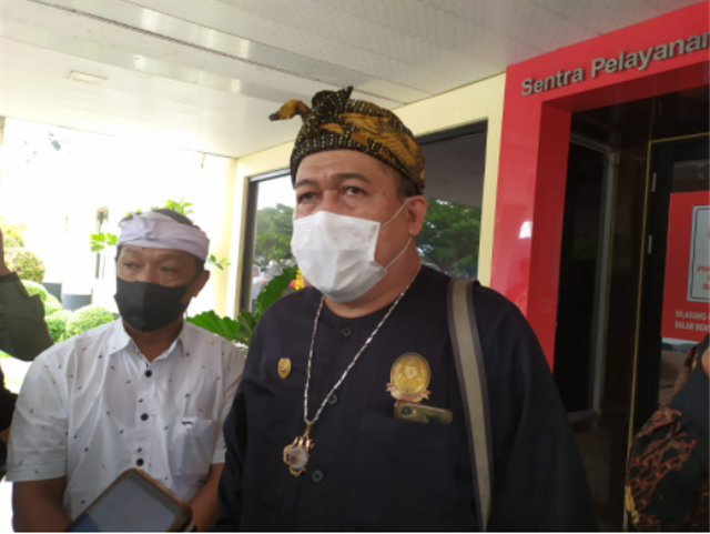 Pupuhu Agung Dewan Karatuan Majelis Adat Sunda, Ari Mulia Subagja Husein, saat membuat laporan ke Polda Jabar terkait Arteria Dahlan. Rachmadi Rasyad/kumparan