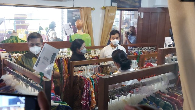 Wali Kota Solo, Gibran Rakabuming Raka, dan Ketua DPR RI, Puan Maharani, mengunjungi toko batik di Kampung Batik Laweyan, Solo, Kamis (20/01/2022). FOTO: Fernando Fitusia