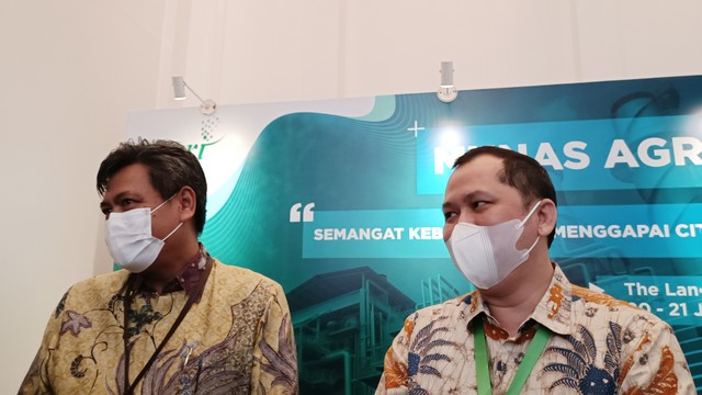 Dirjen Kementerian Perindustrian, Putu Juli Ardika (kiri), serta Ketua AGRI, Benardi, memberi sambutan pada Munas, Jakarta, Kamis (20/1/2022). Foto: Ghinaa Rahmatika/Kumparan