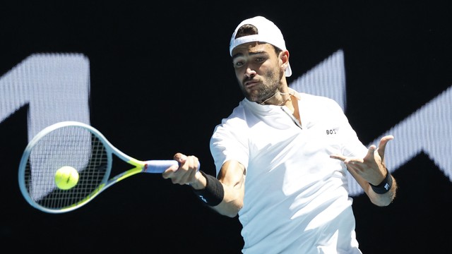 Petenis Italia Matteo Berrettini beraksi selama pertandingan putaran kedua melawan Stefan Kozlov dari AS di Australia Terbuka 19/1/2022. Foto: REUTERS/Asanka Brendon Ratnayake