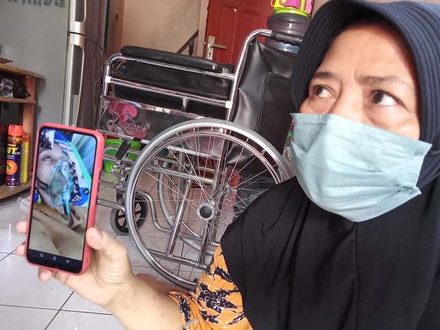 Badriah, nenek Afi, saat menunjukkan kondisi terkini sang cucu. Foto-foto: Masruroh/Basra