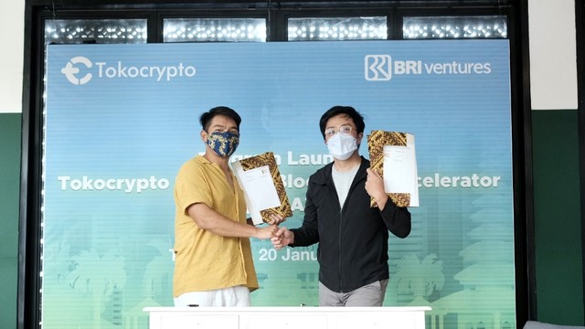 CEO Tokocrypto Pang Xue Kai dan CEO BRI Ventures Nicko Widjaja menandatangani Memorandum of Understanding (MoU) antara Tokocrypto dengan BRI Ventures di T-Hub Batu Belig, Bali, Kamis (20/1/2022). Foto: Tokocrypto