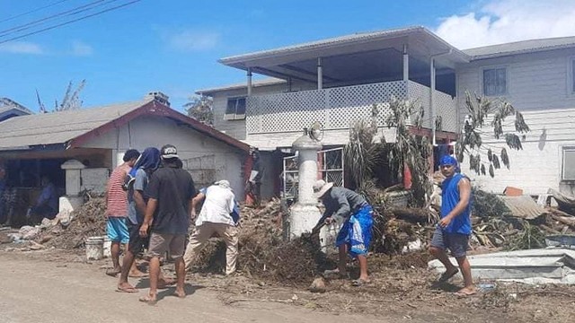 Warga membersihkan puing-puing pasca letusan gunung berapi dan tsunami, di Nuku'alofa, Tonga, Selasa (18/1/2022).  Foto: Marian Kupu/Broadcom Broadcasting FM87.5/ via REUTERS