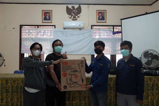 (5/12/2021) Penyerahan alat mini-fogging beserta cairan disinfektan dari pihak Festival Rakyat UI dan BEM UI kepada pihak Karang Taruna Kelurahan Kukusan. Foto: Dok. Festival Rakyat UI.