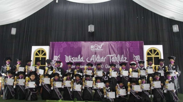 Foto bersama Wisuda Akbar Tahfdz Quran Rumah Quran Violet (RQV) Kalteng. Foto: IST