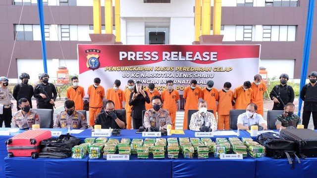 KAPOLDA Riau, Irjen Pol Mohammad Iqbal memimpin konferensi pers penangkapan dan pengungkapan 80 Kg sabu-sabu jaringan internasional yang dikendalikan dari dalam Lapas Bengkalis, Kamis (20/1/2022). 