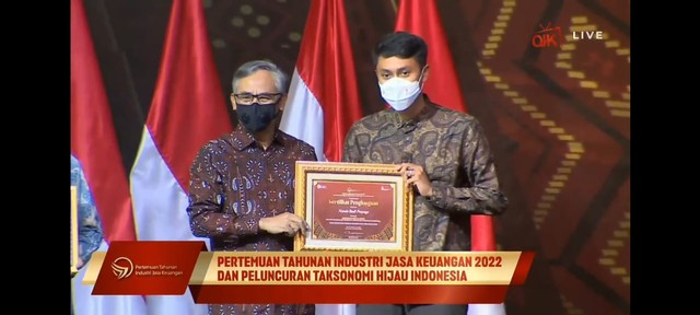 Ketua Pembina Jertanmus IFS Indonesia, Nanda Budi Prayoga (kanan) menerima penghargaan dari Ketua Dewan Komisioner OJK, Wimboh Santosa (kiri). Foto: tangkapan layar
