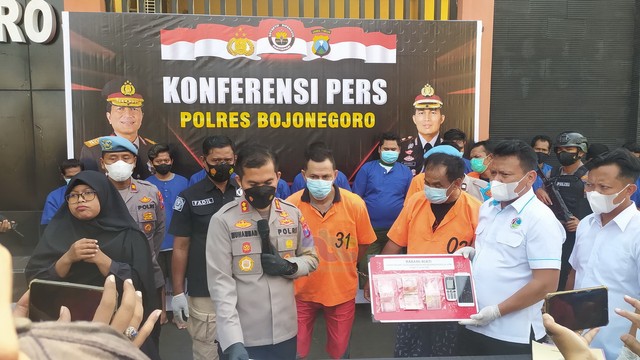 Polisi Bojonegoro Ungkap 3 Kasus Narkoba Dengan 5 Tersangka | Kumparan.com