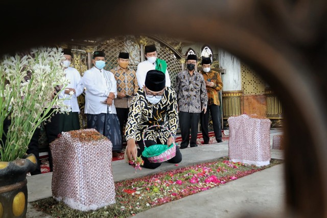 Gubernur Jawa Barat, Ridwan Kamil menaburkan bunga saat ziarah ke makam ulama kharismatik Syekh Syaikhona Kholil di Bangkalan, Pulau Madura, Jawa Timur. FOTO: Humas Jabar