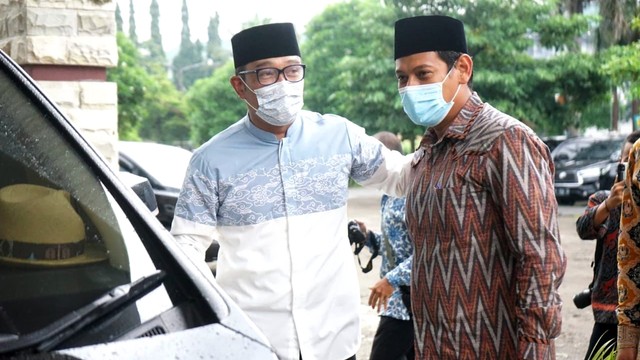 Gubernur Jawa Barat Ridwan Kamil ditemani Wali Kota Kediri Abdullah Abu Bakar saat mengunjungi Ponpes Lirboyo Kediri. Foto: Dok. Rino Hayyu Setyo