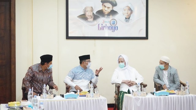 Ridwan Kamil (kedua dari kiri) mengunjungi Ponpes Lirboyo di Kediri, 20 Januari 2022. Foto: Dok. Rino Hayyu Setyo