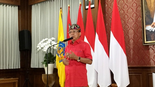 Gubernur Bali Wayan Koster memberikan keterangan pers di Rumah Jabatan Gubernur Bali, Kamis (20/1/2022). Foto: Denita BR Matondang/kumparan
