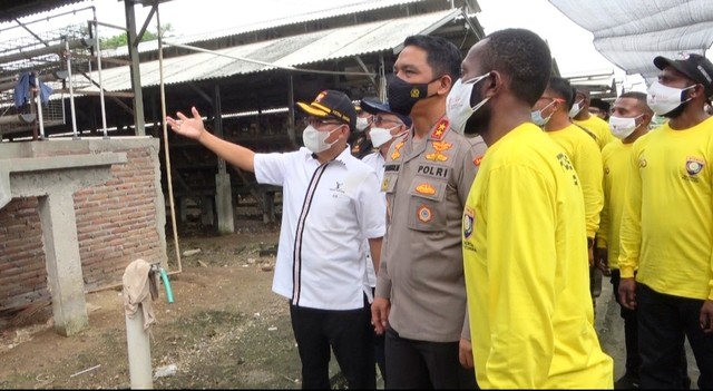 Kakorbinmas Baharkam Polri, Irjen Pol Suwondo Nainggolan, meninjau pelatihan usaha ternak ayam di Karanganyar, Kamis (20/01/2022). FOTO: Agung Santoso