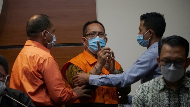 Hakim Pengadilan Negeri (PN) Surabaya Itong Isnaeni Hidayat menggunakan rompi tahanan KPK saat konpers di gedung KPK, Jakarta, Kamis (20/1/2022). Foto: Jamal Ramadhan/kumparan