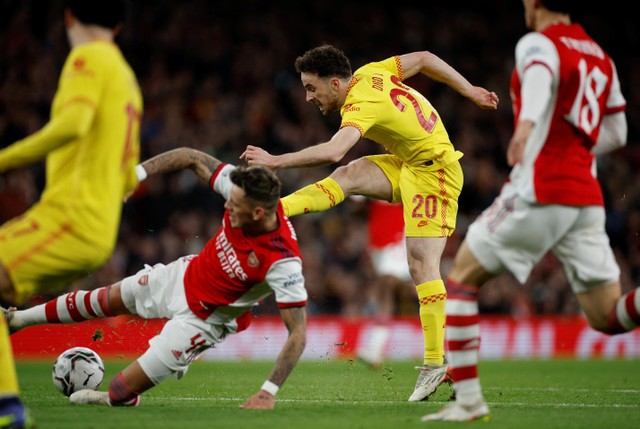 Pemain Liverpool Diogo Jota mencetak gol pertama mereka di Stadion Emirates, London, Inggris, Kamis (20/1/2022). Foto: John Sibley/Reuters