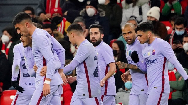 Ferran Torres dari FC Barcelona merayakan gol pertama mereka bersama rekan satu timnya di San Mames, Bilbao, Spanyol, Kamis (20/1/2022). Foto: Vincent West/Reuters