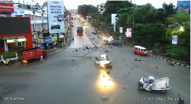 Capture rekaman CCTV saat kecelakaan di Traffic Light Muara Rapak Balikpapan, Jumat (21/1/2022)