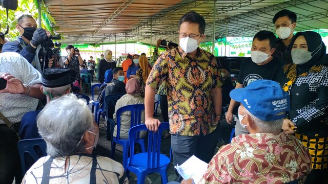 Menteri Kesehatan Budi Gunadi Sadikin (tengah) meninjau vaksinasi di Sumbermulyo, Kecamatan Bambanglipuro, Kabupaten Bantul, Jumat (22/1/2022). Foto: Arfiansyah Panji Purnandaru/kumparan