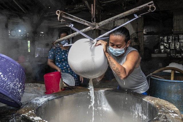 Foto Melihat Proses Pembuatan Tahu Di Tengah Kenaikan Harga Kedelai